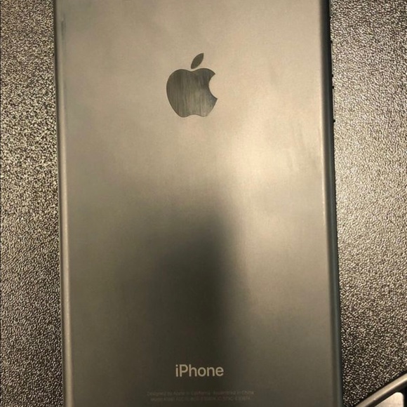 iPhone 7 Plus - Picture 2 of 3